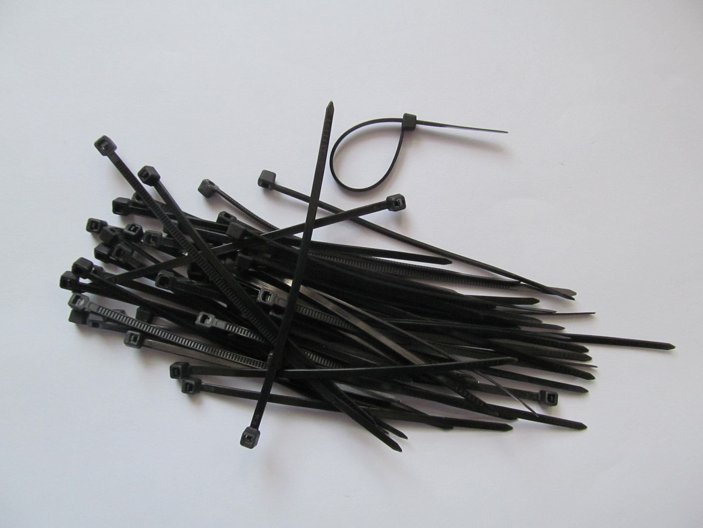 Cable Clips. Small Black 100mm x 3mm Pack of 100