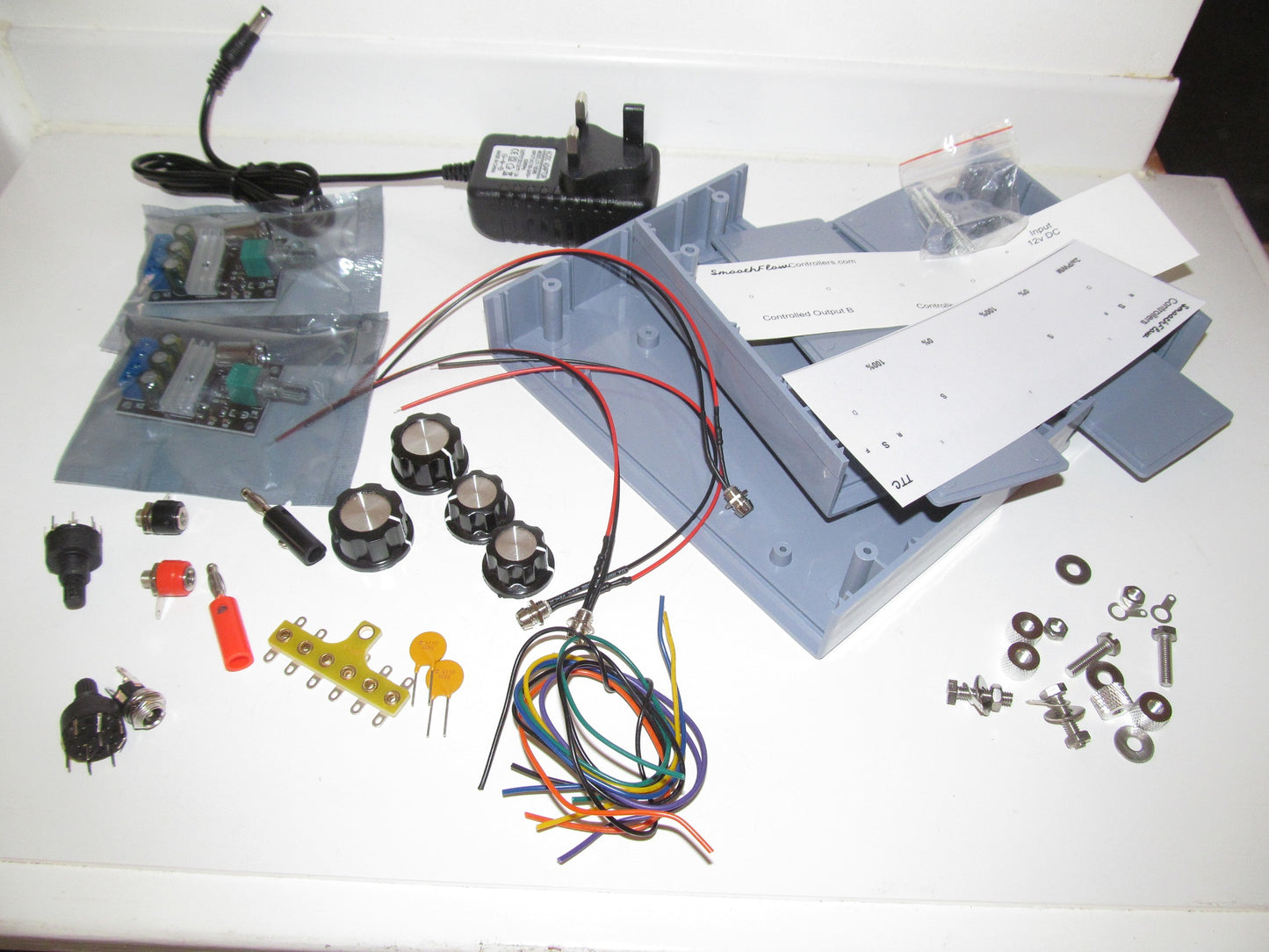Smoothflow PWM Twin Track Controller : Build it yourself : Complete kit of Parts. Plugtop power supply included. Soldering Required