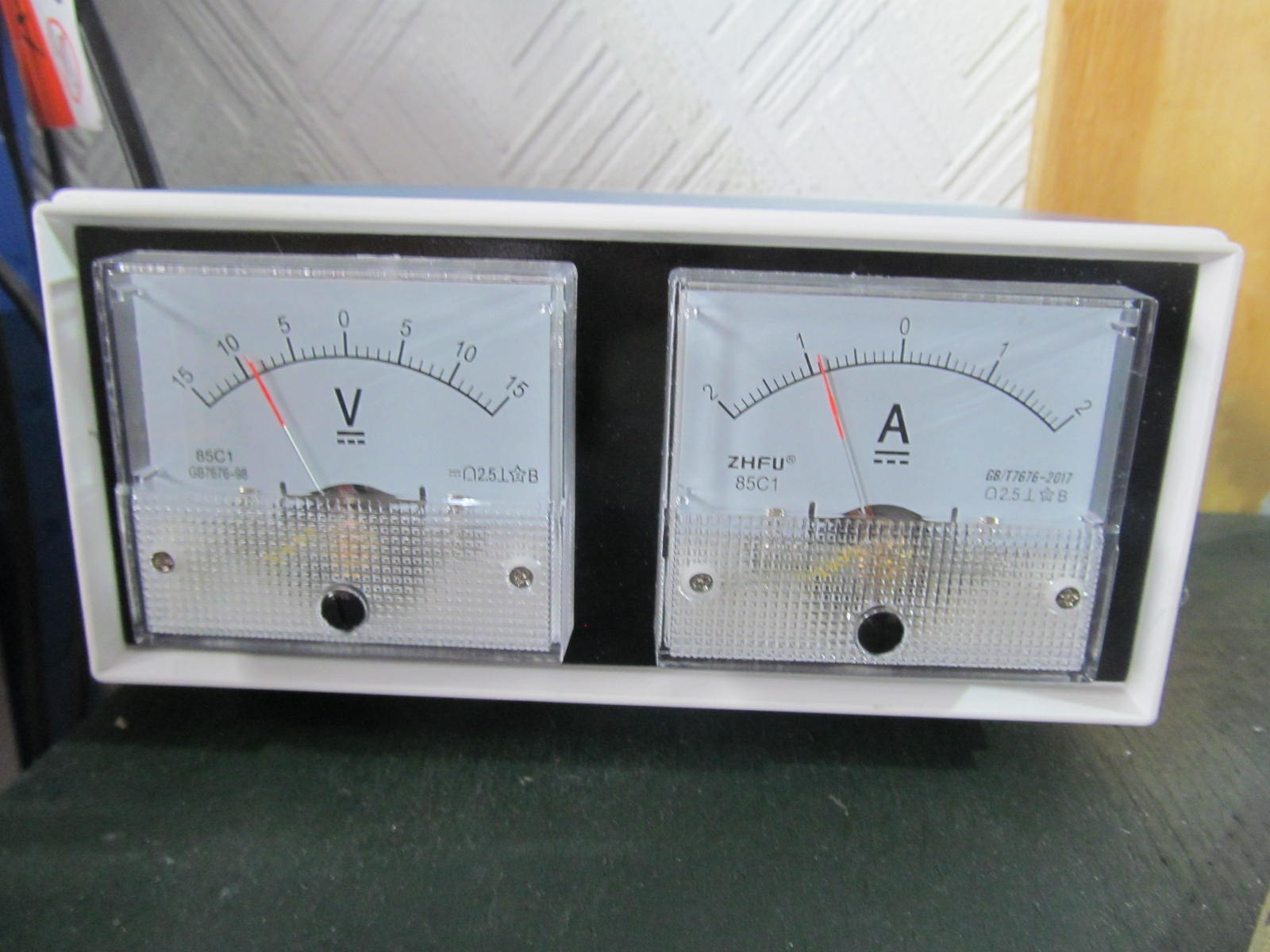 The controller happily passes 1 amp for sustained periods.